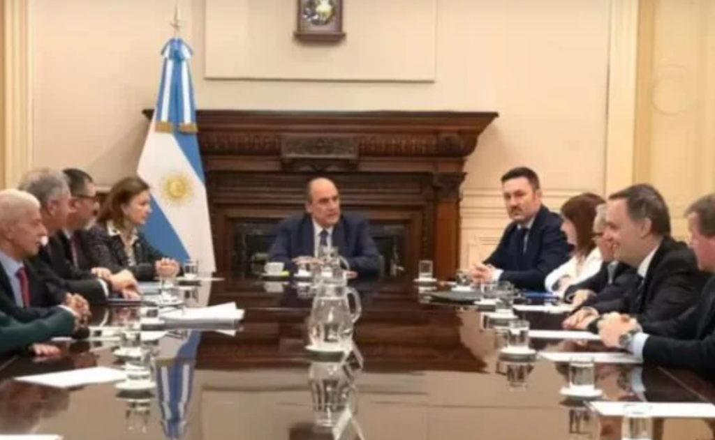 El Gobierno nacional evalúa rescindir todos los contratos de empleados públicos: en total serían 70.000