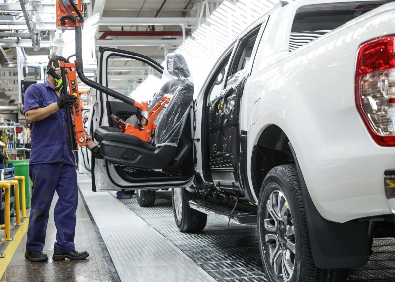 La producción automotriz se derrumbó más del 20 por ciento y Ford amenaza con cerrar la planta de Pacheco
