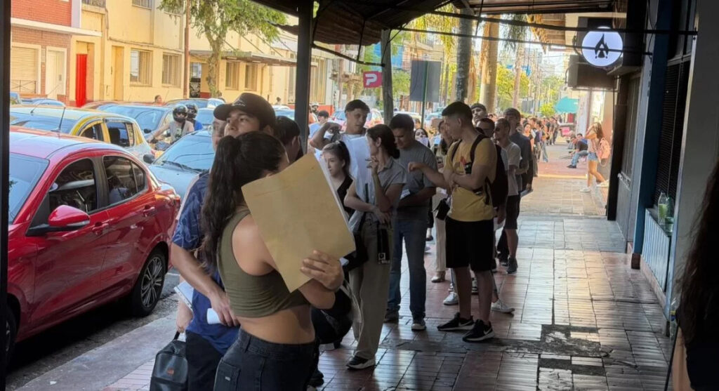 Otra vez filas de cuatro cuadras por un empleo, cientos compiten por 12 puestos