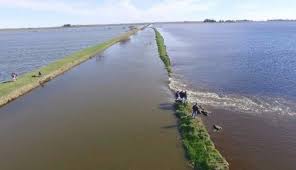 Productores inundados acusan que Milei no ejecutó 189 mil millones afectados para obras hidráulicas Advierten desfinanciamiento del Fondo Hídrico que se nutre de un porcentaje del impuesto a combustibles. Vuelven las inundaciones y alertan que rutas y caminos están “detonados”.