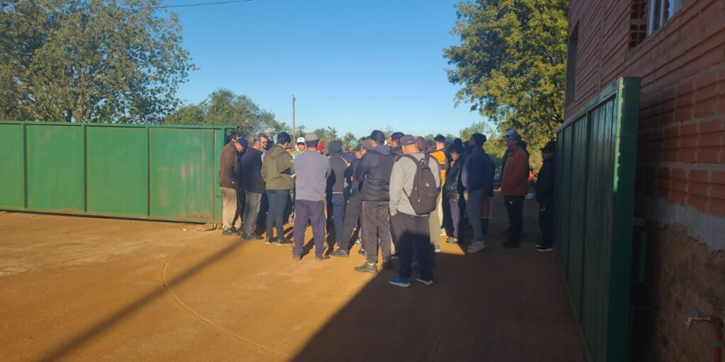 El aserradero Linor SRL anunció su cierre y trabajadores bloquearon el retiro de maquinaria