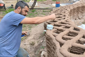 El argentino que construye con impresión 3D la primera casa de barro de Sudamérica: “Unimos saberes ancestrales y tecnología”