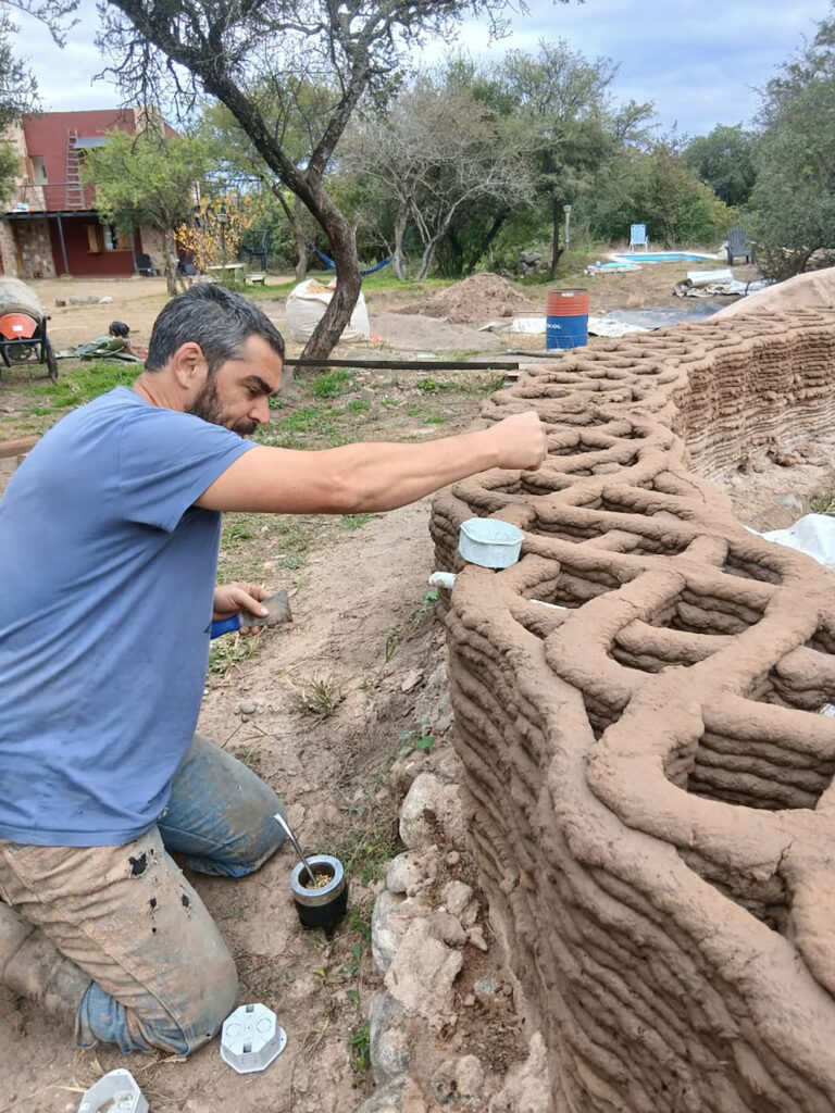 El argentino que construye con impresión 3D la primera casa de barro de Sudamérica: “Unimos saberes ancestrales y tecnología”