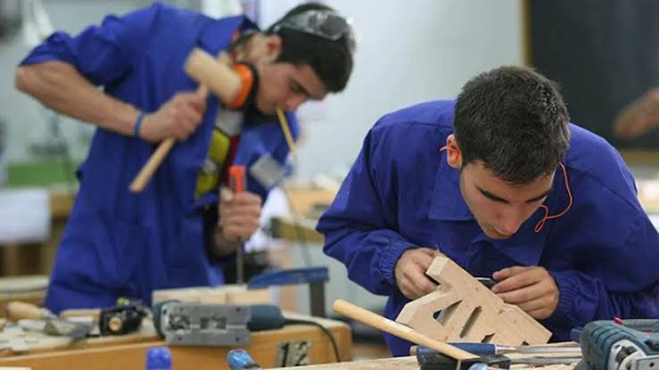 El empleo registrado volvió a caer y el asalariado privado sigue sin recuperarse