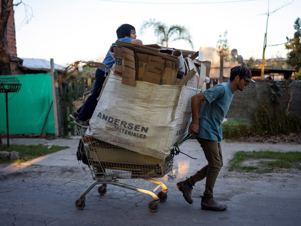 Un informe de la UCA revela que la economía de Milei crea empleo de baja calidad