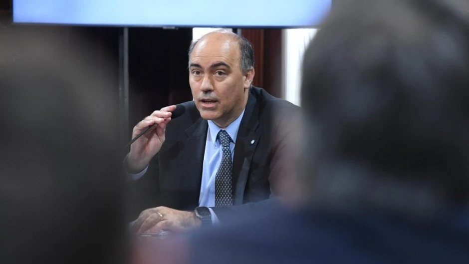 El embajador en España despidió a cinco empleados que se estaban por jubilar y tendrá que pagar triple indemnización
