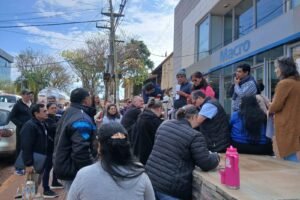 Empleados públicos presentaron nota al Banco Macro solicitando una reconsieración de la deuda