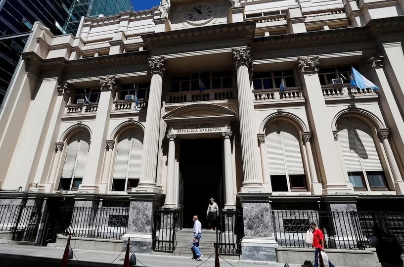 El Gobierno le dio USD 2.000 millones en letras atadas al tipo de cambio al Banco Central para contener al dólar