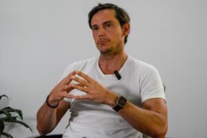Hartfield contra los subsidios: cuando necesitó del Estado, vivió dos años becado en el CeNARD